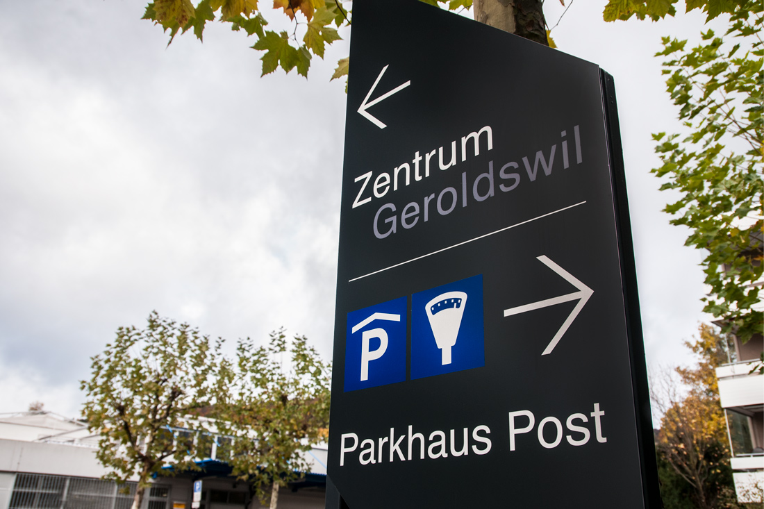 Beschriftung Zentrum Geroldswil mit Pylon aus Stahl und Alu und retroreflektierend beschriftet, wegweisend erleichtert er die Orientierung