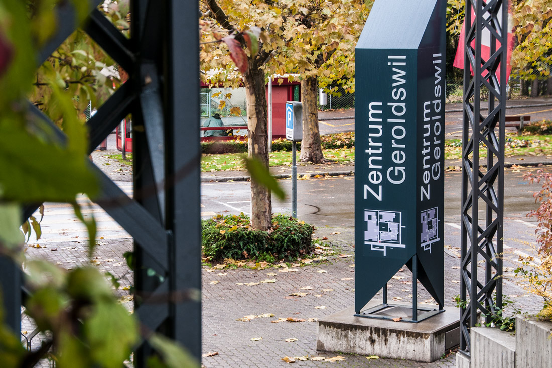 Beschriftung Zentrum Geroldswil mit Pylon aus Stahl und Alu