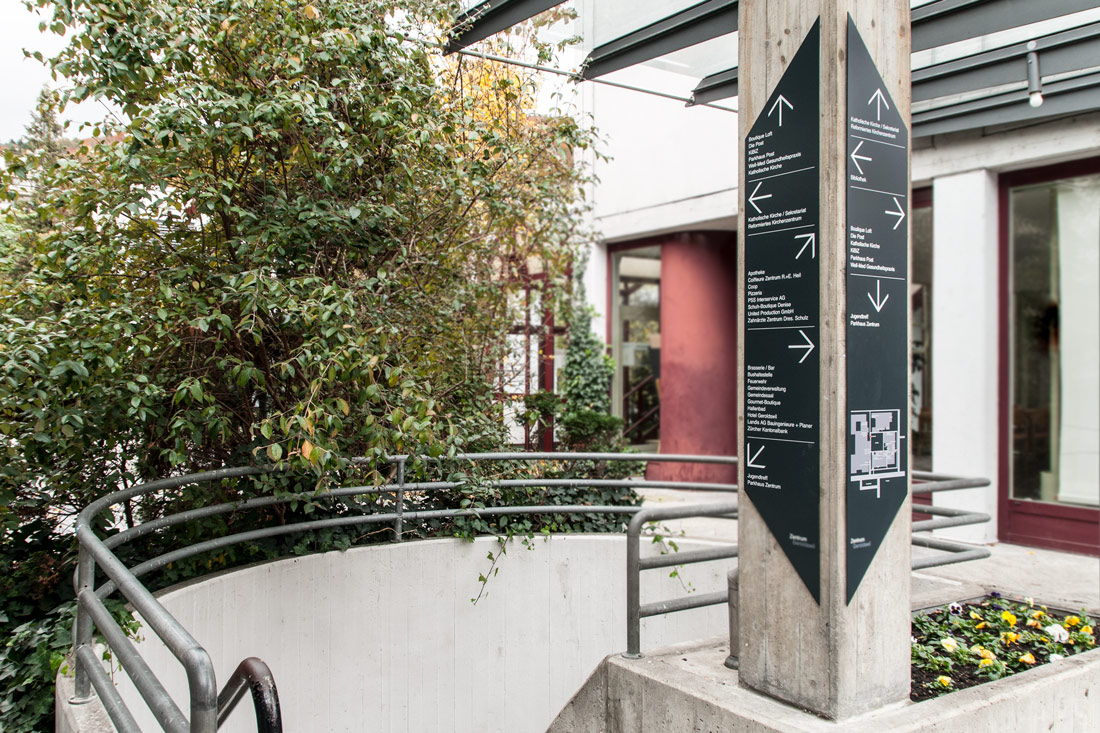 Beschriftung Zentrum Geroldswil mit Pylon aus Stahl und Alu