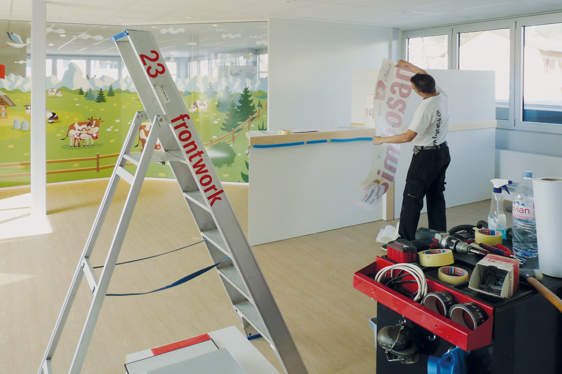 Folierung und Aufbauarbeiten im Showroom