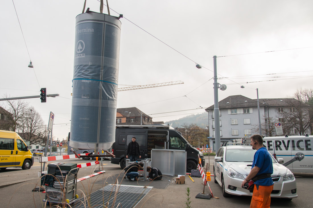 Pylon für City Bernina wird mit einem Kran aufgestellt.