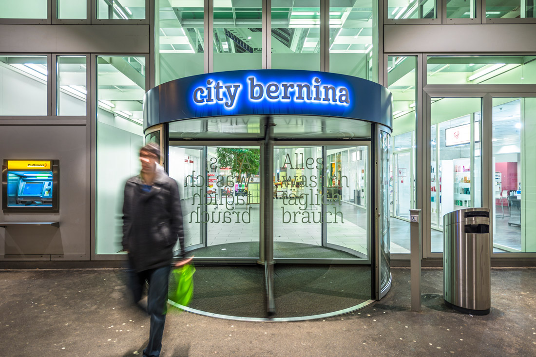 City Bernina: Blaue Leuchtwerbung ziert den Eingang