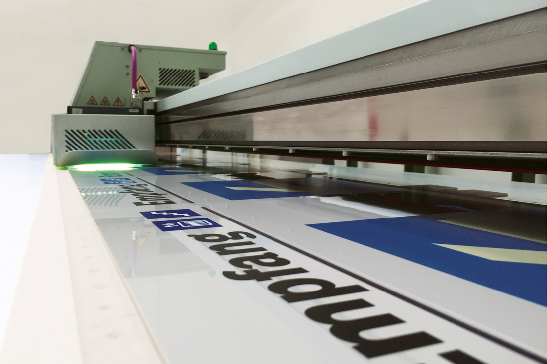 Produktion der Orientierungssyteme. Die Schilder werden mit einem UV Drucker bedruckt.