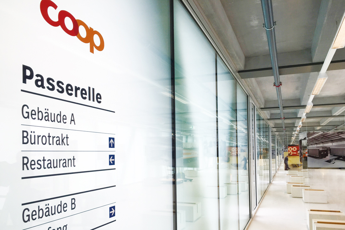 Leitsystem Coop-Grossbaeckerei: Coop Logo und Folientexte auf opalem Fensterglas appliziert