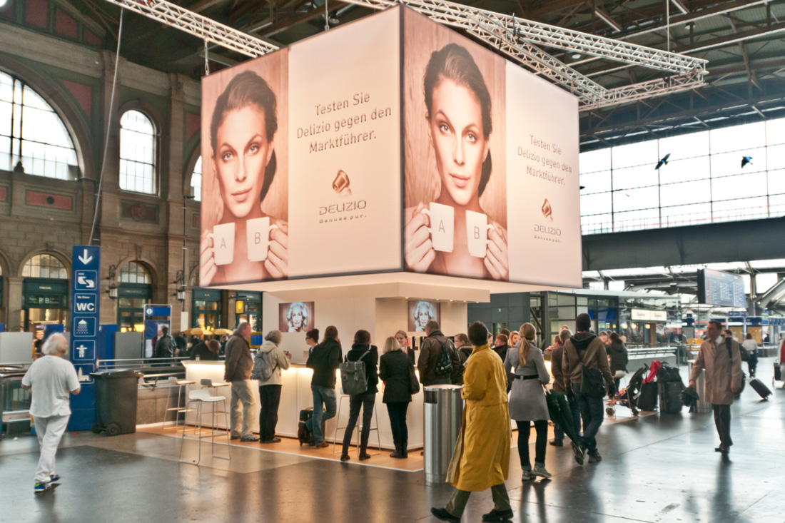 Promotionsstand Hauptbahnhof-Leuchtkubus Delizio: Fertig aufgebauter Promostand am HB Zürich