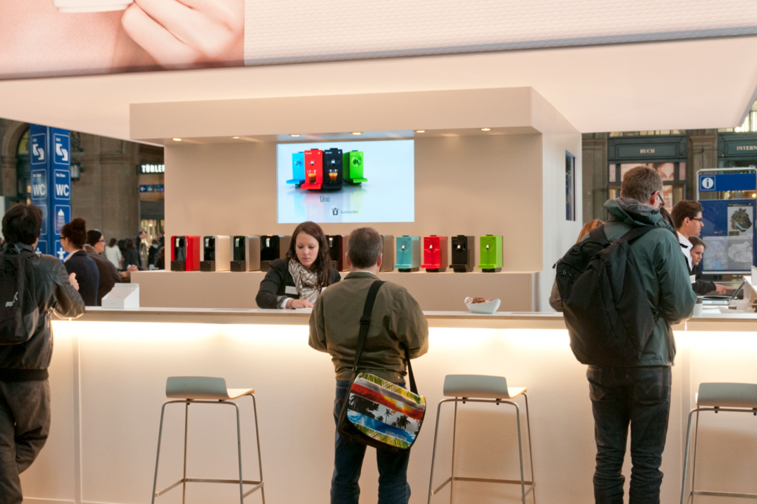 Aussenaufnahme der beleuchteten Bar des Promotionsstands