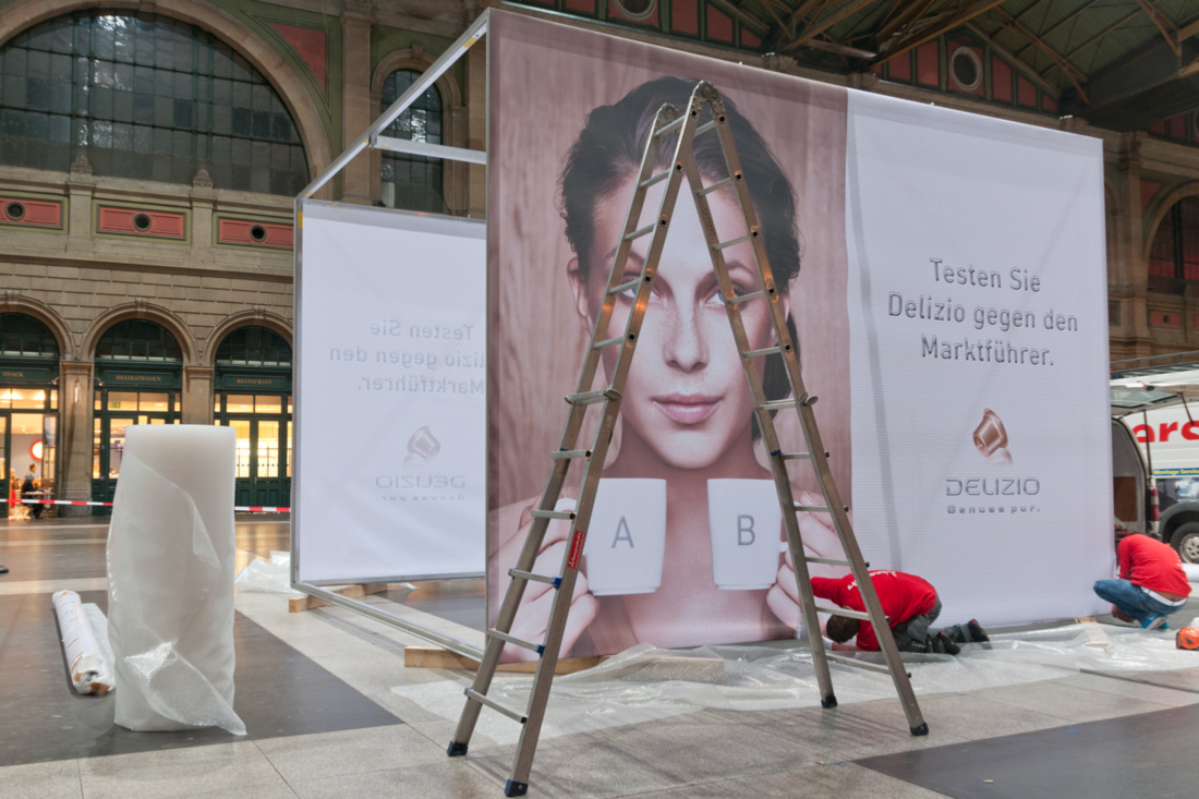 Promotionsstand: Aufbau des grossen Leuchtkubus