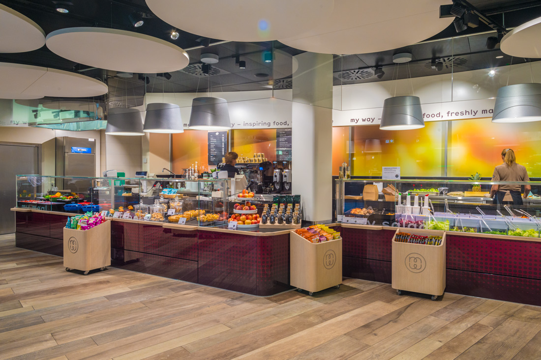 Raumgestaltung Gastronomie: Rollos die das Sujet je nach Tageszeit wechseln