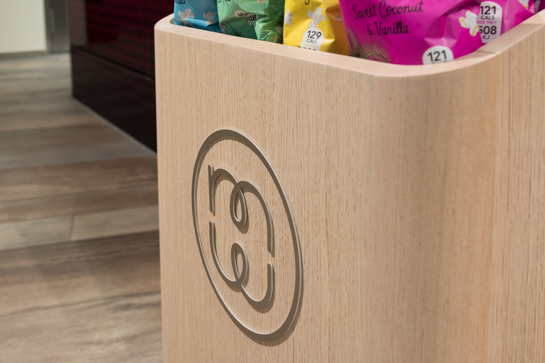 Logos aus Aluminium zugeschnitten mit einem Wasserstrahl