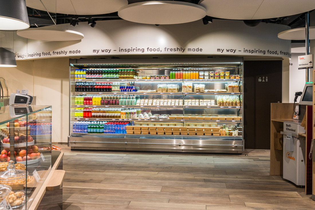 Raumgestaltung Gastronomie durch Beschriftung mit Textbaender aus eingefaerbten Folien