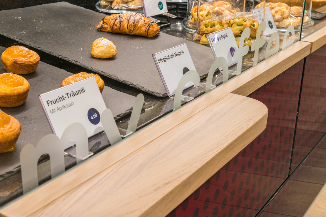 Raumgestaltung Gastronomie : Beschriftetes Thekenglas