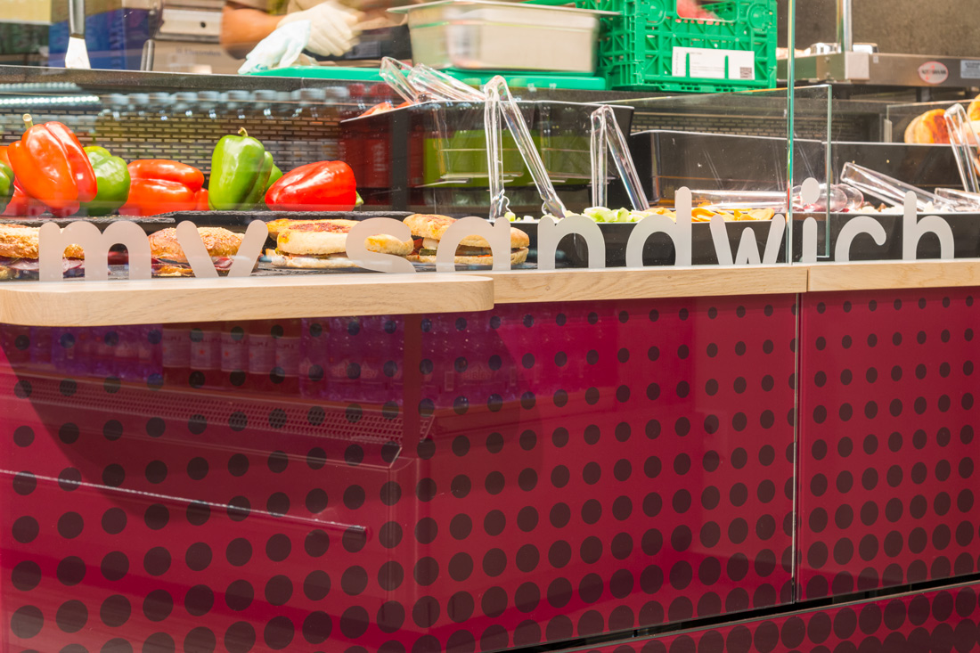 Theke mit rotem Punktmuster. Folientexte auf Glas