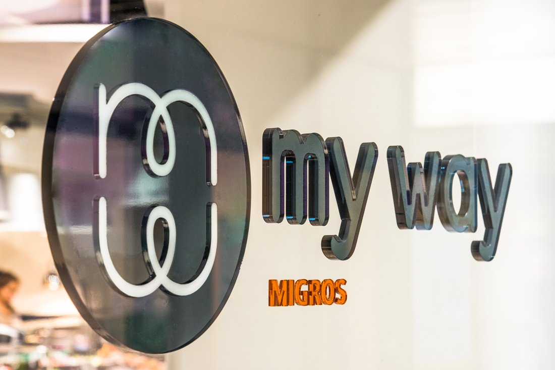 3D-Logos aus acht Millimeter dickem Acrylglas mit dem Laser zugeschnitten.