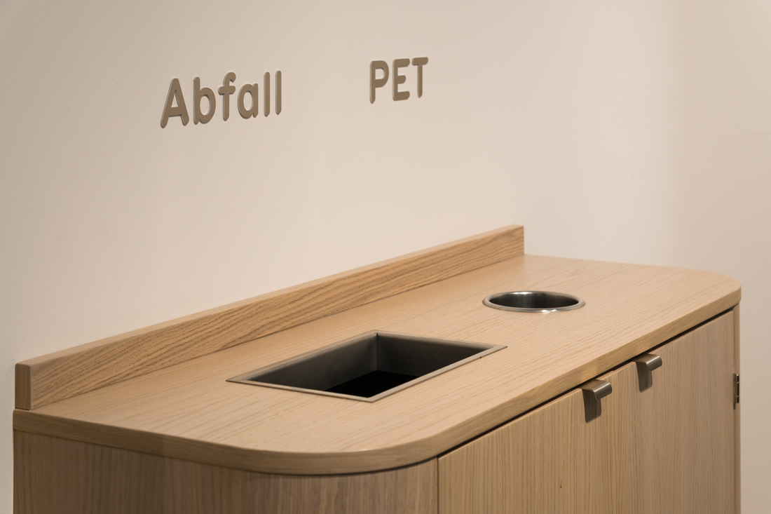 Schrift aus Aluminium zugeschnitten mit einem Wasserstrahl