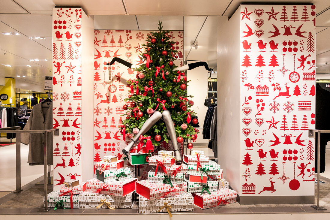Manor Weihnachtskampagne: Viele rote und gruene Pakete und ein Christbaum, grosszuegige Dekoration