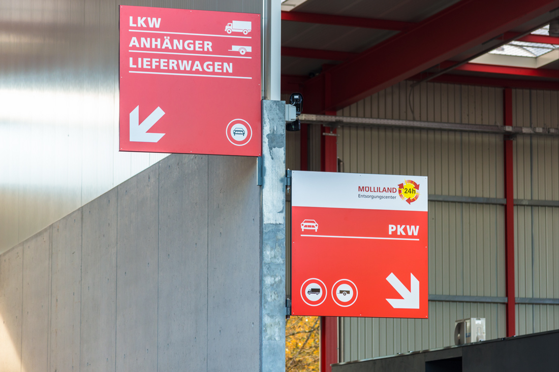 Grosse Signalschilder fuer die Einweisung der Fahrzeuge: LKWs und PKWs, Fahrzeuge mit Anhaenger, Lieferwagen