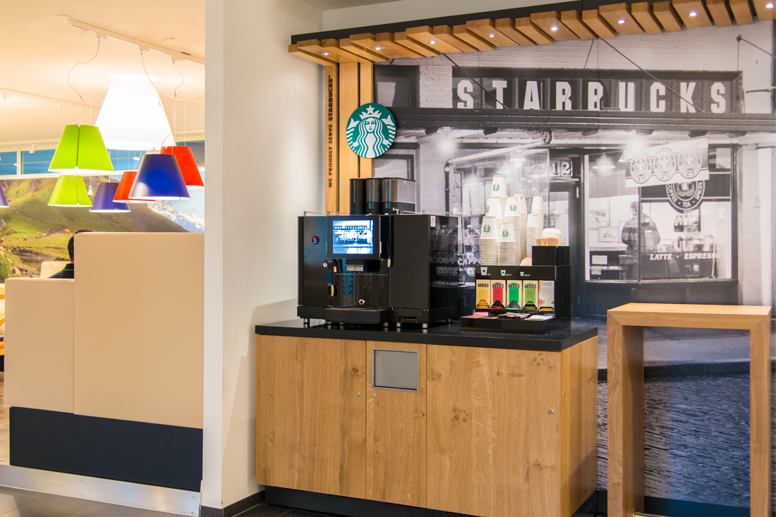 Starbucks Ecke macht aus dem Arbeitsplatz einen gemuetlichen Lebensraum