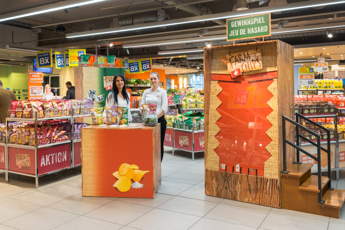 POS-Promotion-Farm Chips POS-Promotion: Zwei Meter grosse Farm-Chips-Packungen an der POS-Promotion im Laden vor Ort.