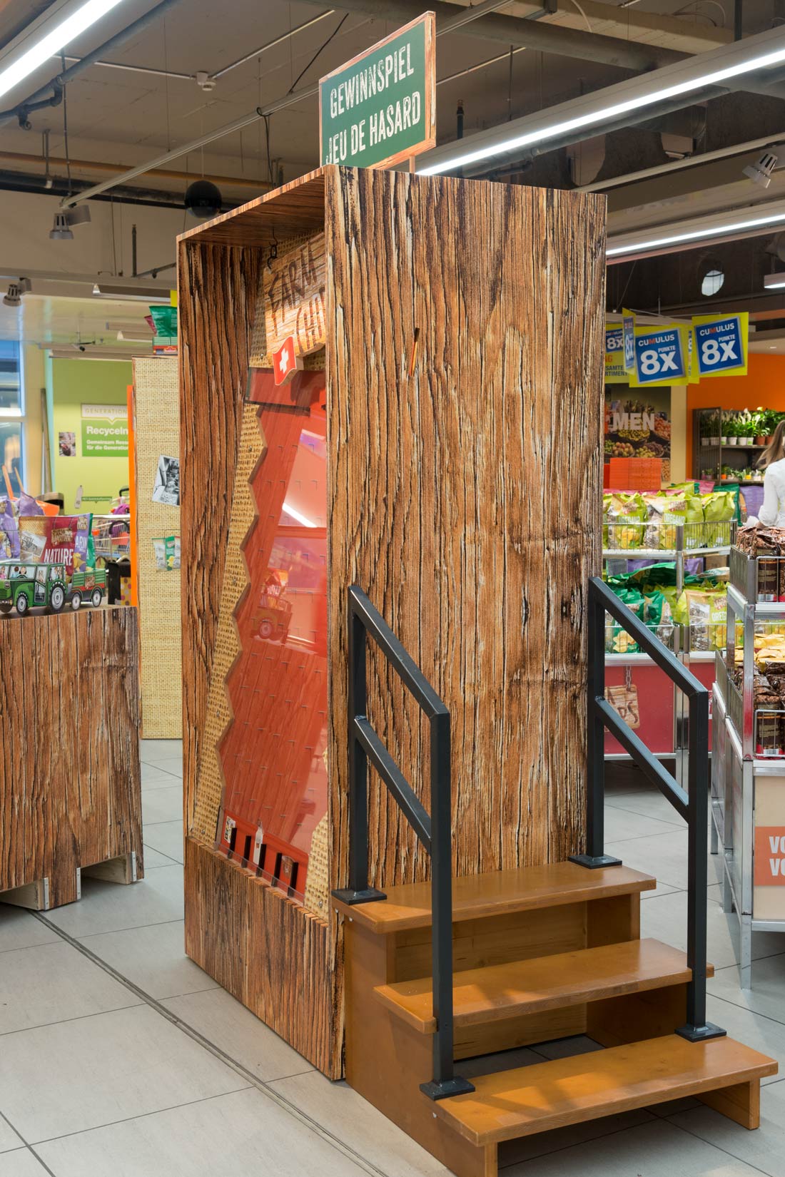 POS-Promotion POS-Promotion: Zwei Meter grosse Farm-Chips-Packungen an der POS-Promotion mit integriertem Spiel für kleine Gäste.