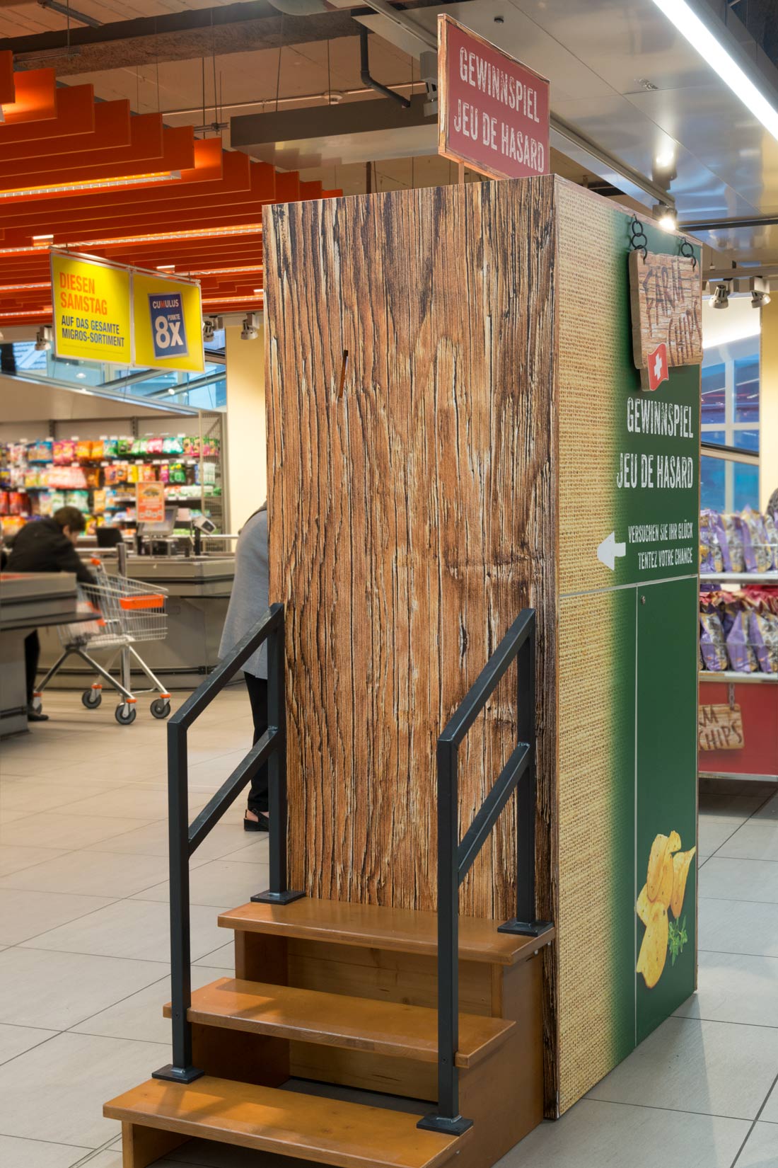 POS-Promotion Zwei Meter grosse Farm-Chips-Packungen an der POS-Promotion