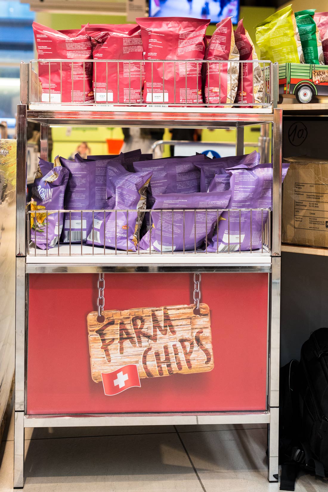 POS-Promotion Farm Chips Foliertes Regal mit Farm Chips fuer den Abverkauf vor Ort.