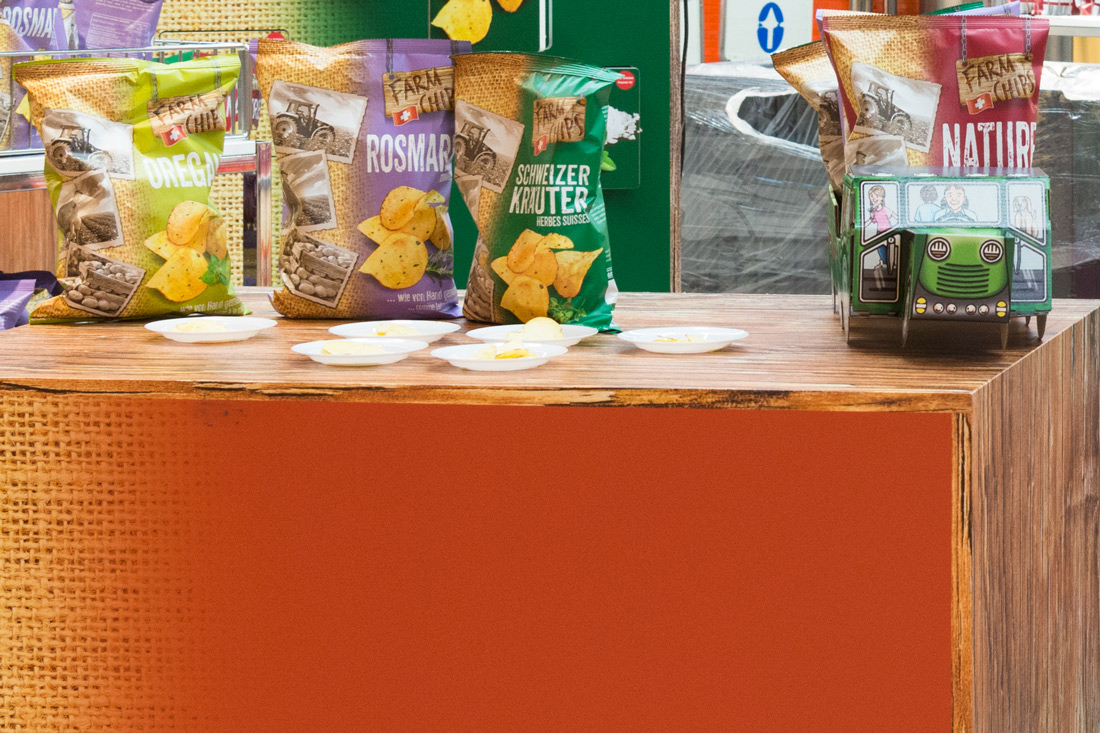 POS-Promotion Farm Chips Folierte Theke mit Farm Chips zum Degustieren.