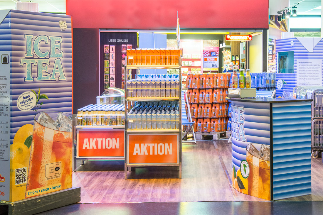 POS-Promotion Icetea Riesen Icetea, Folierte Theke und Regale sollten den Abverkauf direkt foerdern.