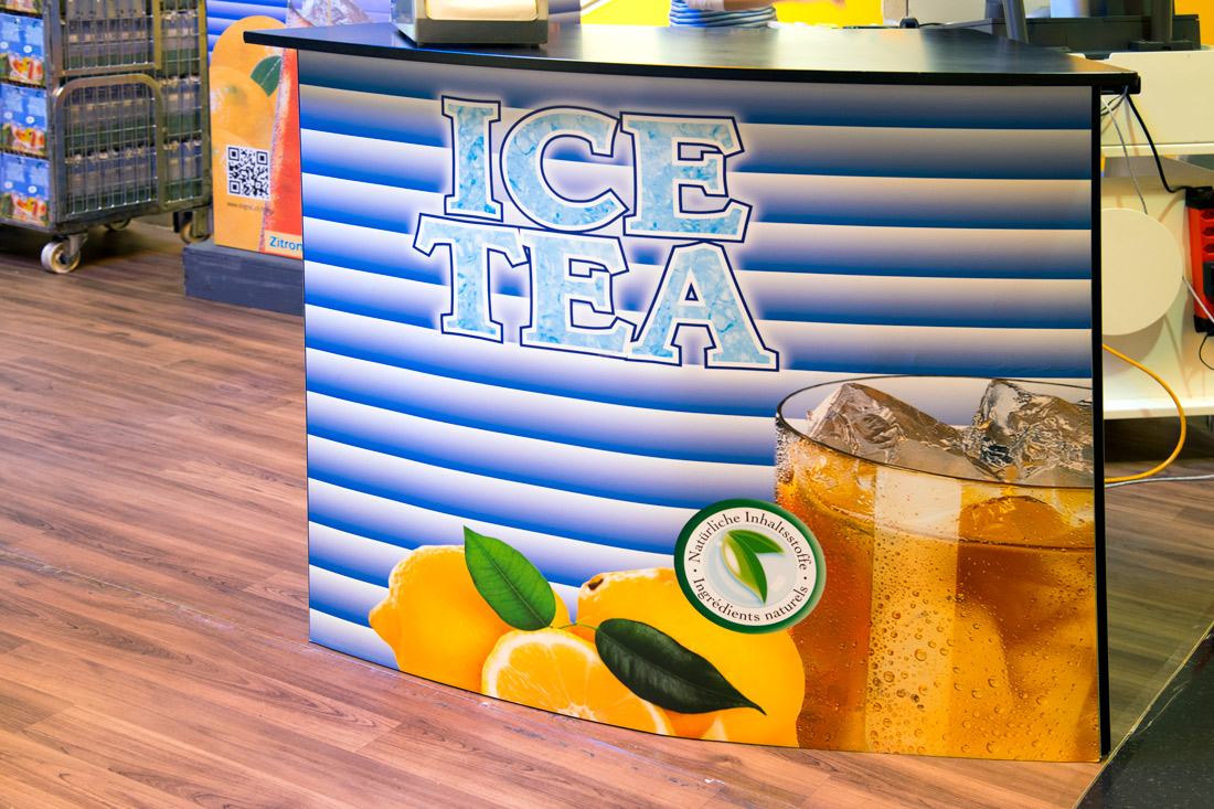 Theke am POS Theke im Icetea style, foliert und auf Kundenwunsch hergestellt laedt zum Verweilen ein.