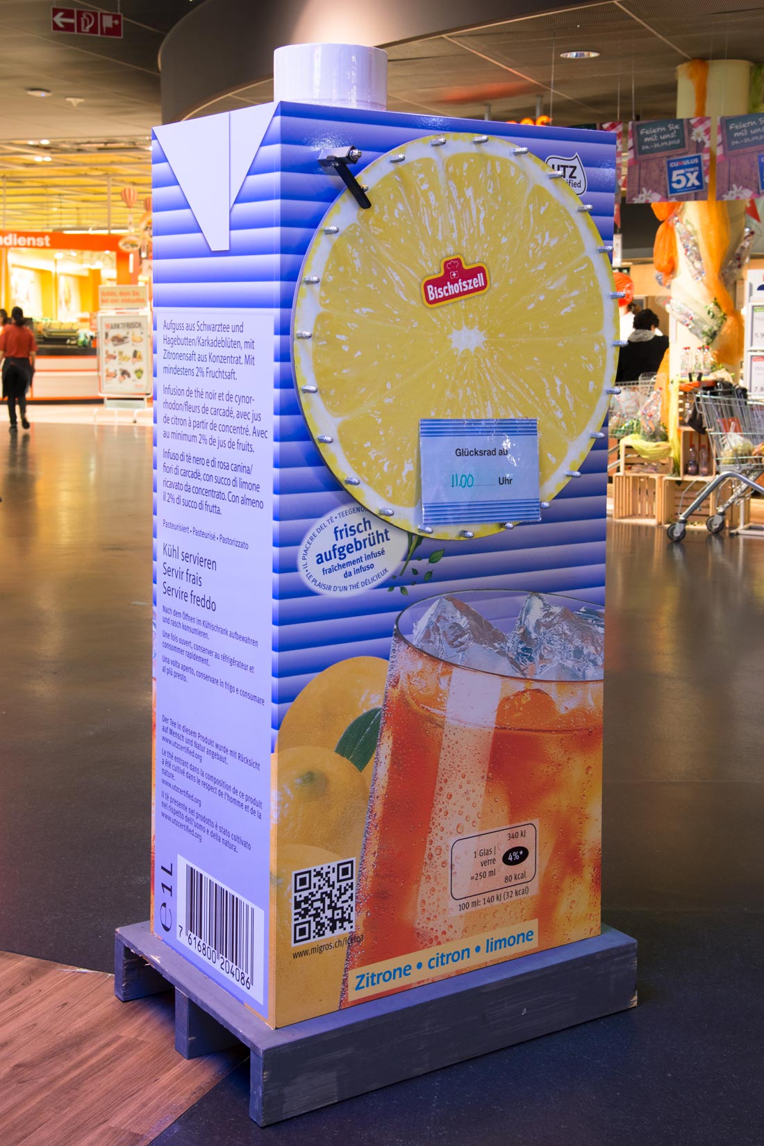 POS-Promotion POS-Promotion: Riesen Icetea Packung am Degustationsstand