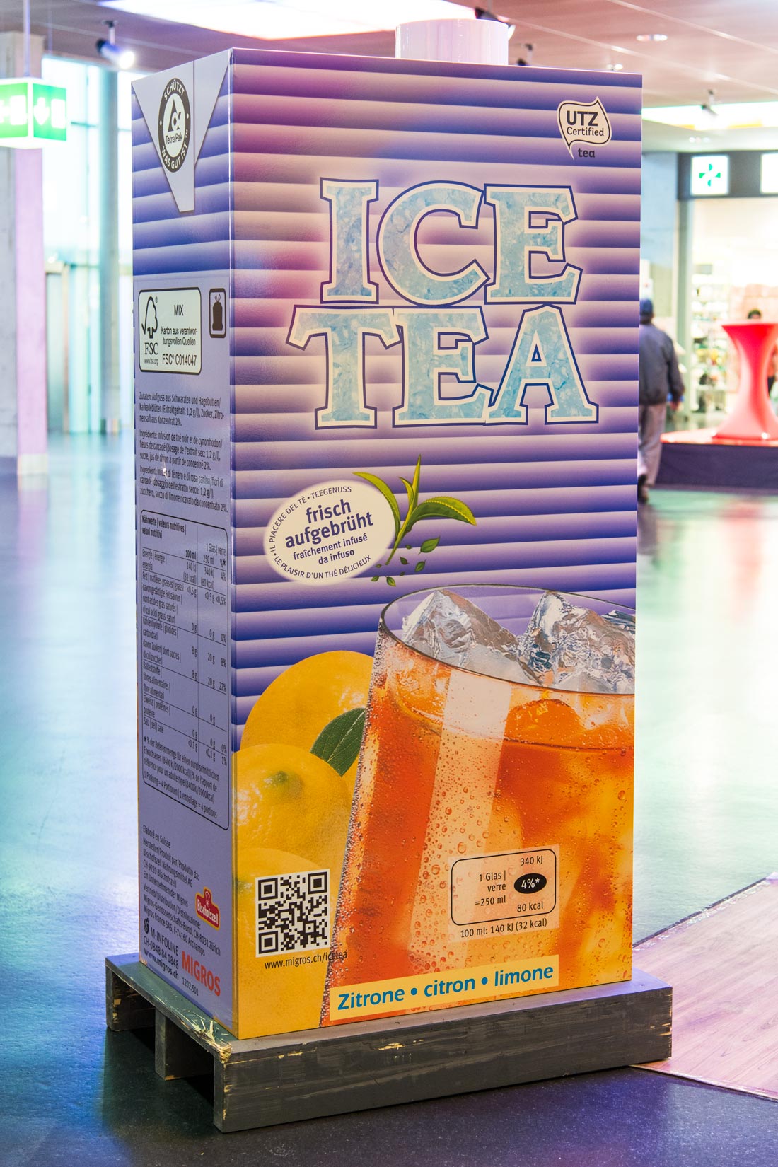POS-Promotion Riesen Icetea Packung am Promotionsstand.