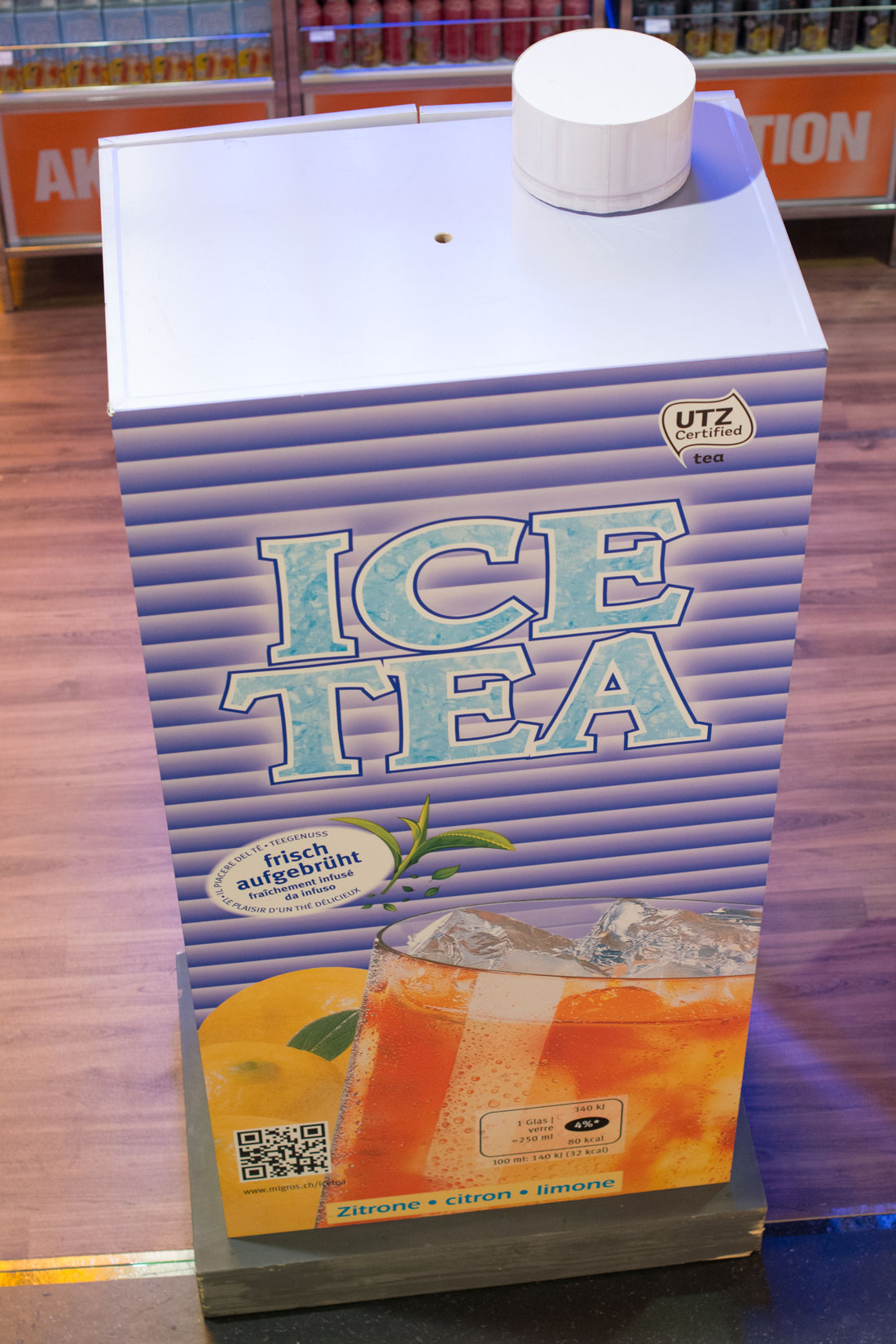 Migros Icetea Ueberdimensional grosser Icetea