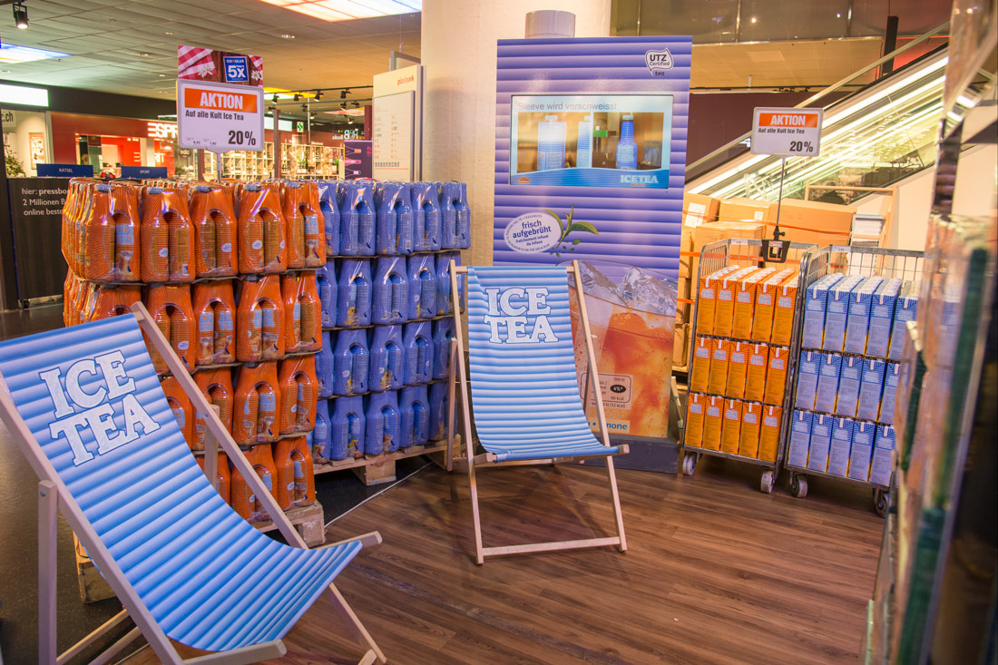 POS-Promotion Icetea Icetea Liegestühle und Riesen Icetea laden zum verweilen ein und machen einen entspannten Eindruck.