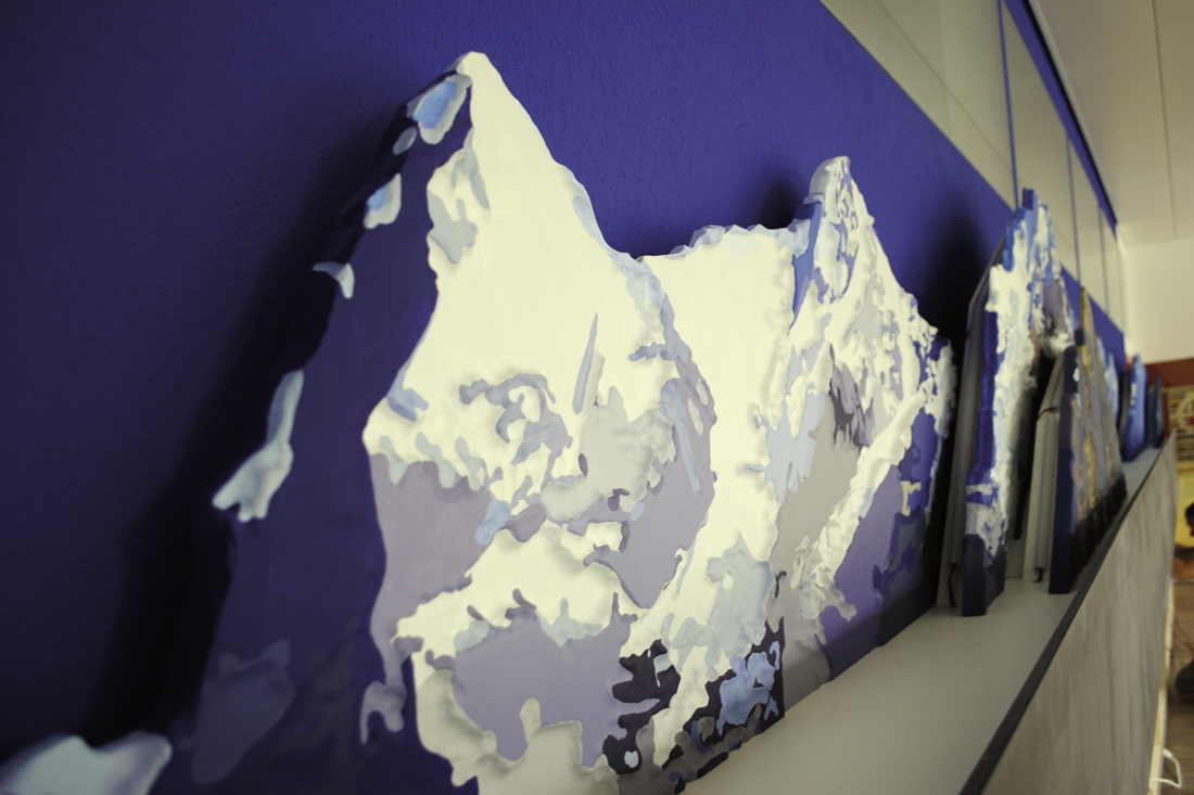 3D-Efffekt Schattenwurf: Durch die Ebenen und die Beleuchtung werfen die Berge Schatten