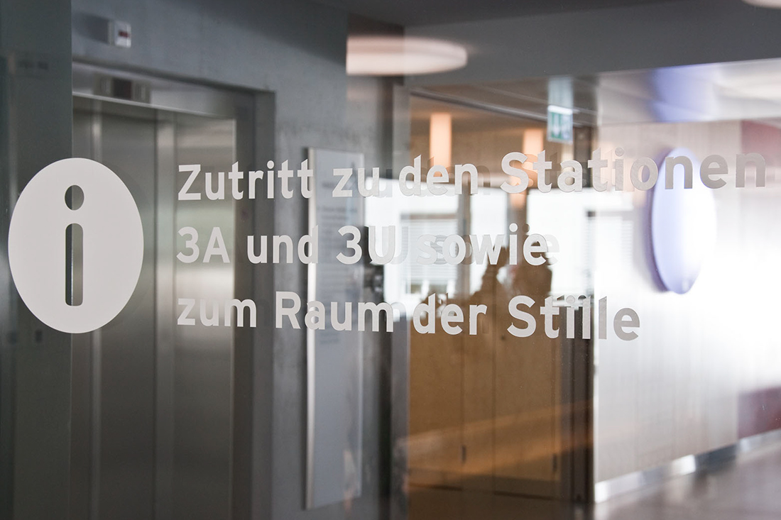 Wegleitsysteme Spital: Glasbeschriftung mit Information Raum der Stille