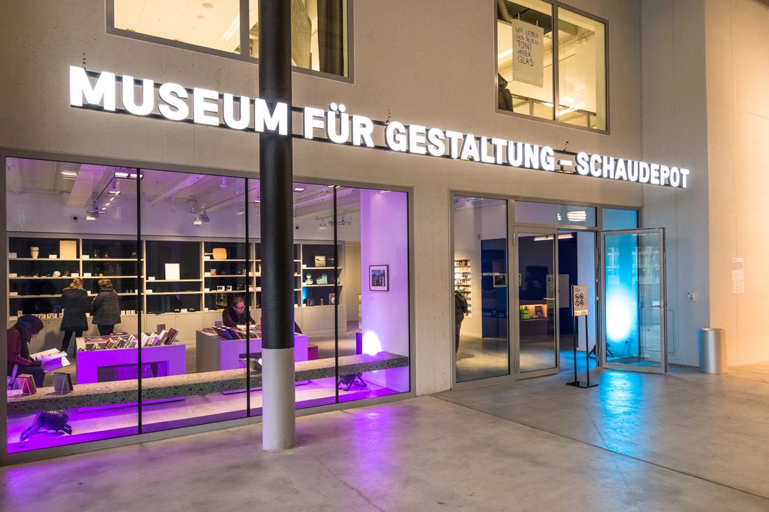 LED-Leuchtschrift weiss leuchtend in schwarzen Zargen gefasst, signalistiert das Schaudepot des Museums fuer Gestaltung