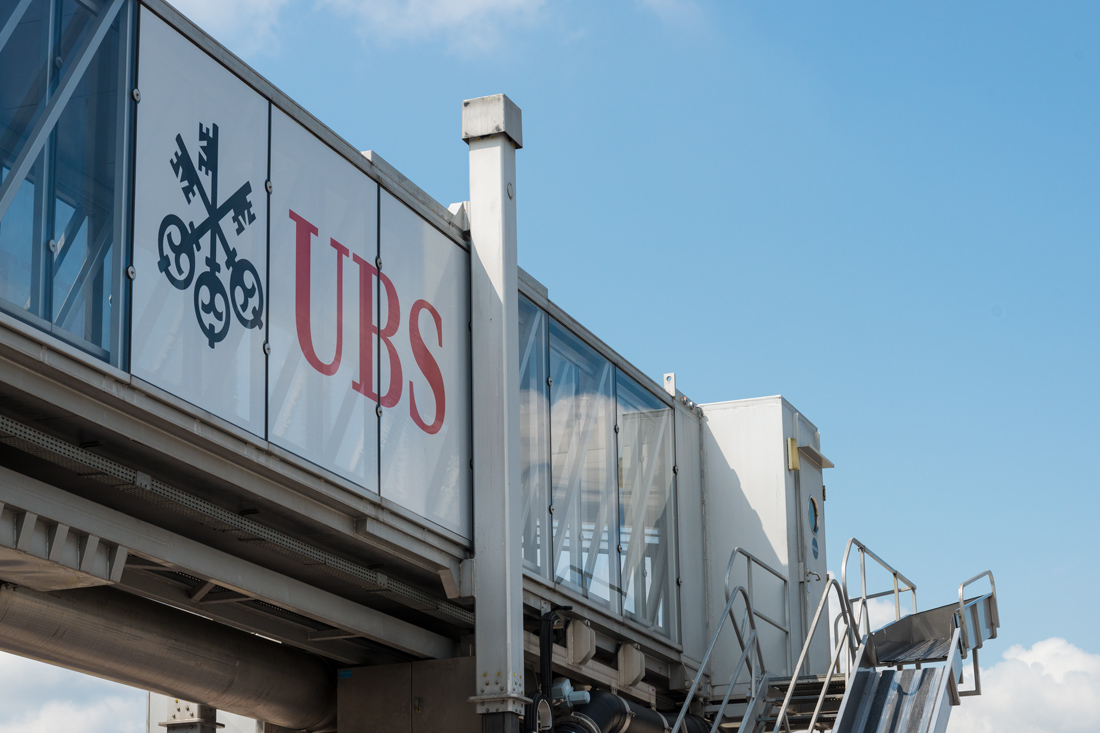 Markenkampagne der UBS am Flughafen Zuerich: Prominente Beschriftung der Fingerdocks in luftiger Hoehe