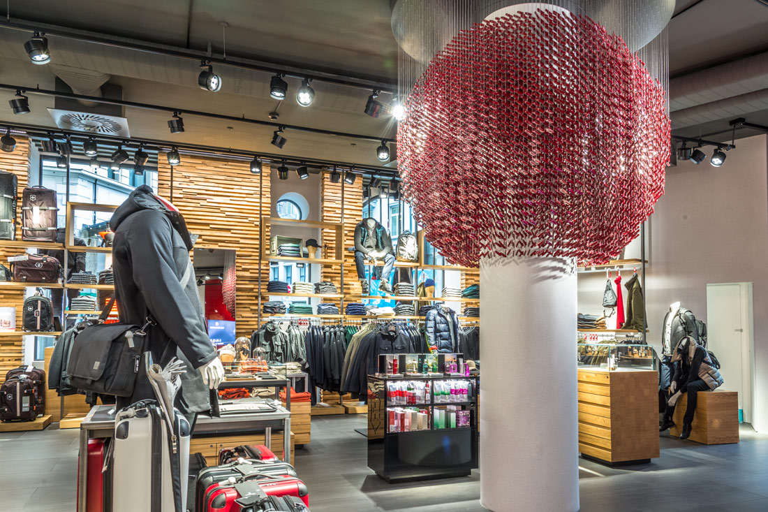 Heavy Metall; der imposante Globus aus Sackmessern im Flagship-Store