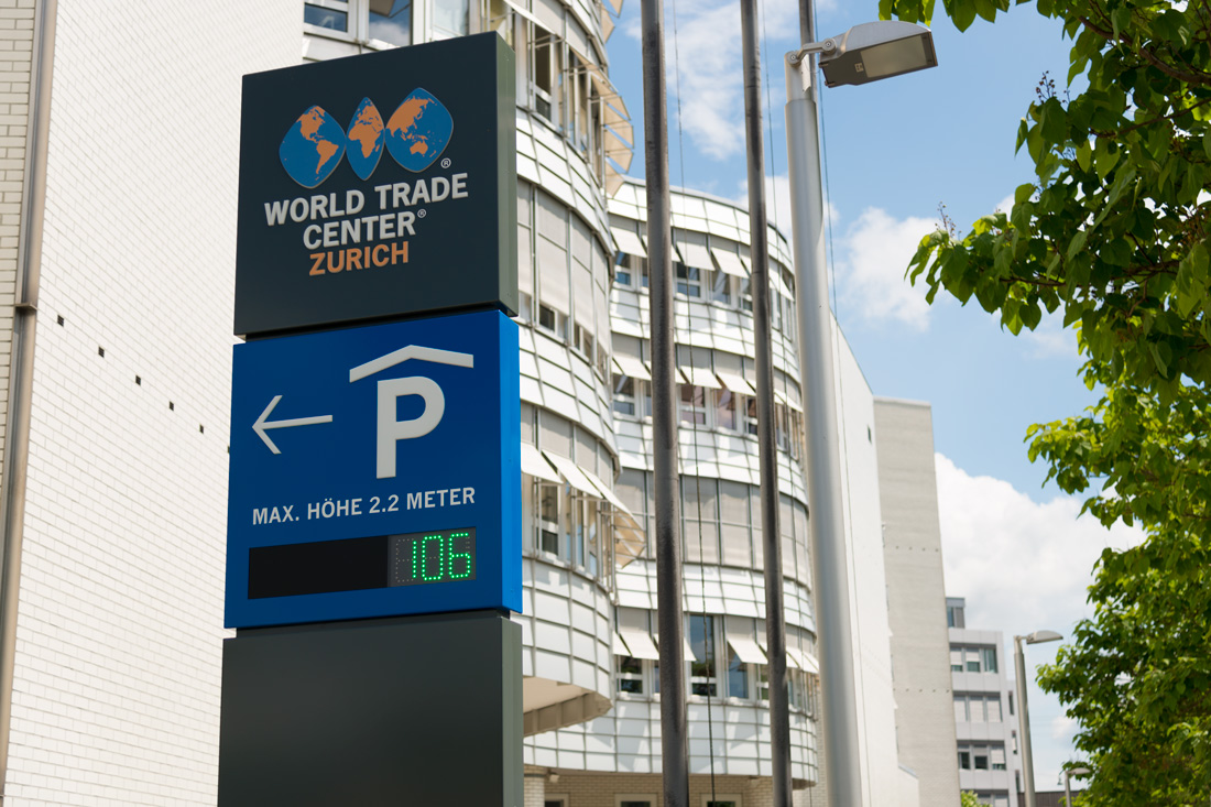 Stele mit Verkehrsleitsystem. Das Re-Branding von Beschriftungskonzept zieht sich durch, vom Eingang bis zur Toilette.