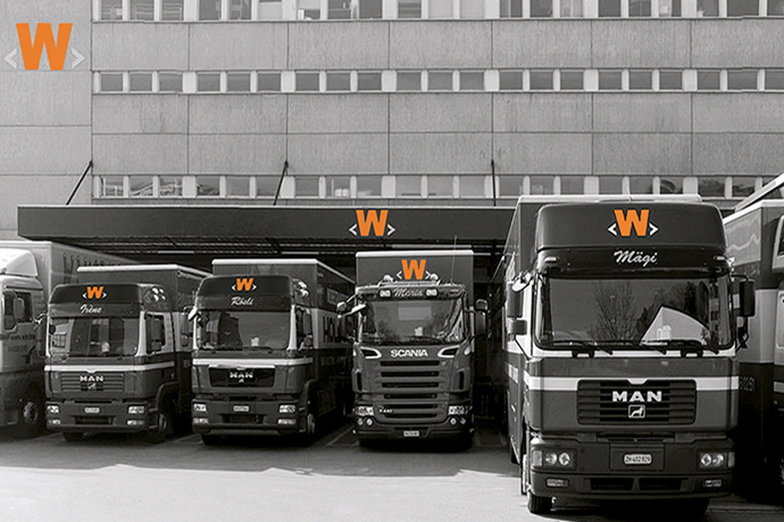 Die Firmen-LKW Seiten sind mit dem «W» der W. Wiedmer AG beschriftet, dies ist schlicht und dennoch auffaellig.