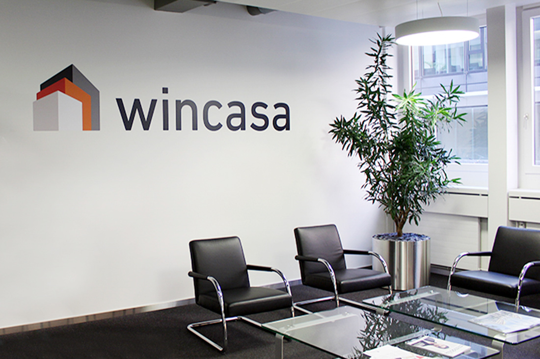 Wand-Logo Wincasa im neuen Orientierungsdesign