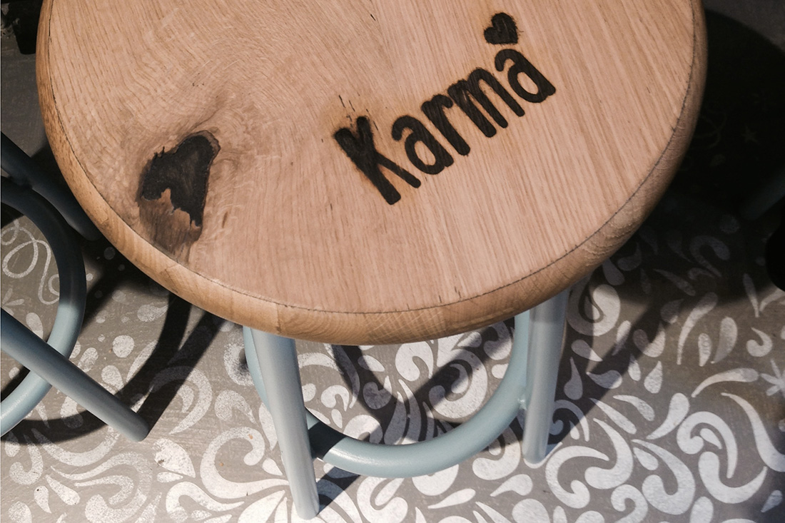 Das «Karma»-Logo verewigt auf Holzelementen wie Stühlen, Theken und Regalen mit einem Brandzeichen