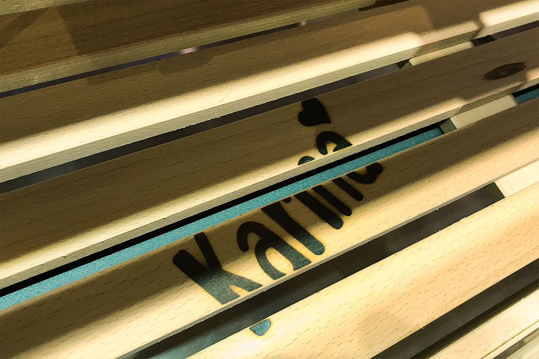 Das «Karma»-Logo verewigt auf Holzelementen wie Stühlen, Theken und Regalen mit einem Brandzeichen