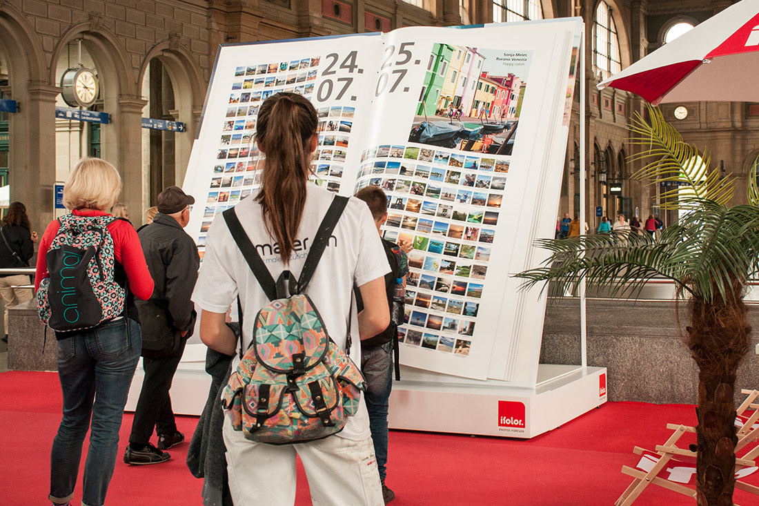 POS Marketing-Idee: Uebergrosses Reisebuch zum blaettern am Hauptbahnhof