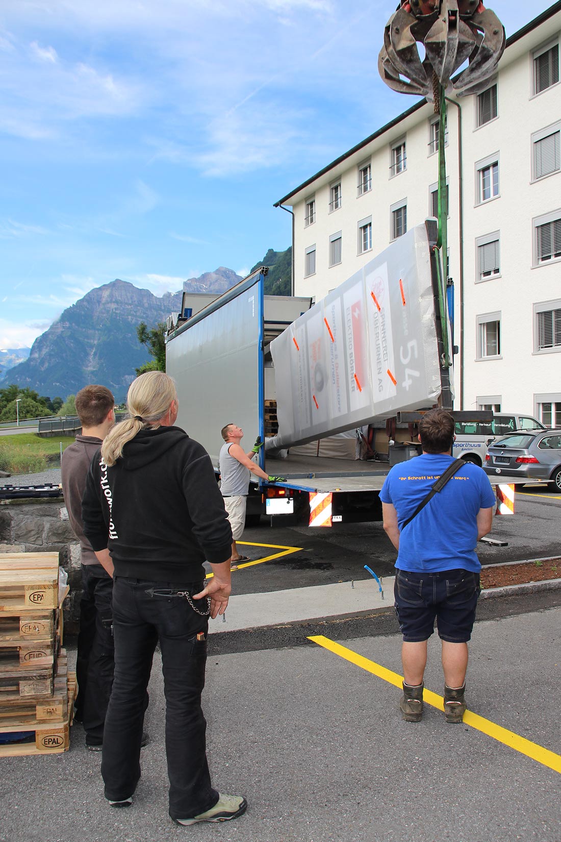 Riesen Stele wird mit einem Spezialfahrzeug Transportiert und vor Ort mit einem Kran aufgestellt.