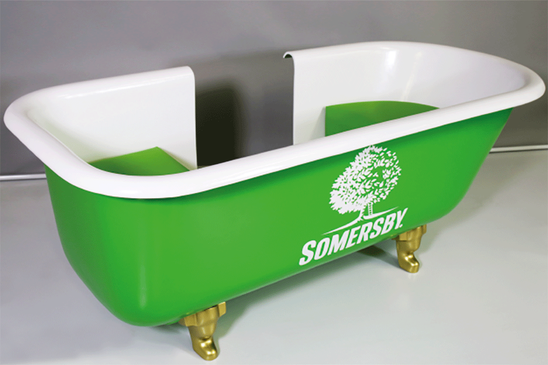 Grüne vintage Badewanne beschriftet mit Somersby Logo