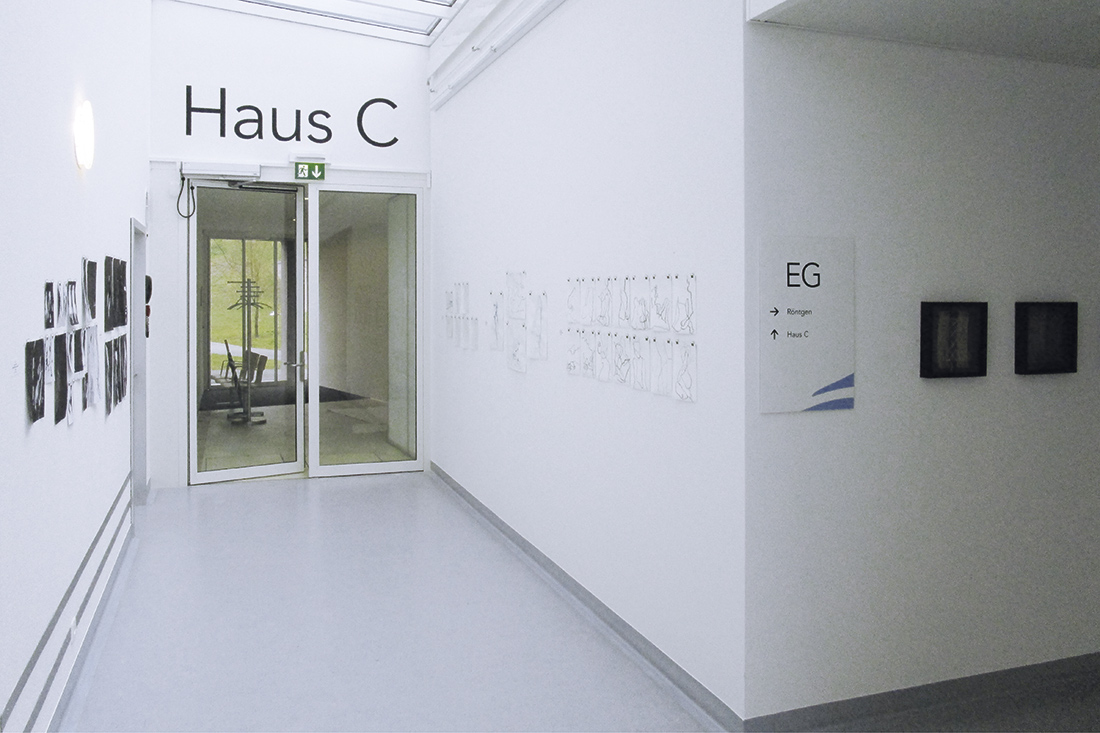 Wandbeschriftungen im Innenbereich fuer die Signalisation der Haueser der Klinik, hier Haus C