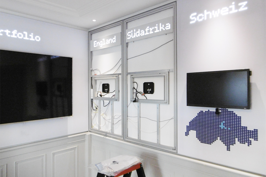 LED-Beschriftung der Wandscreens fuer Portfolio, England, Suedafrika und Schweiz.
