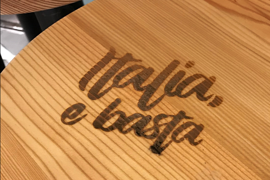 CD: umgesetzte Schrift - Italia e basta - als Brandzeichen auf dem Holz-Salontisch