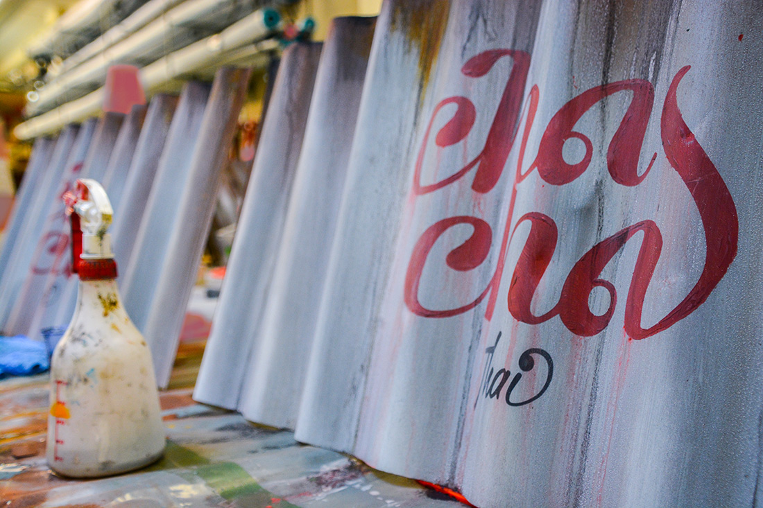 Der Schriftzug von Cha Cha in rot auf Wellblech