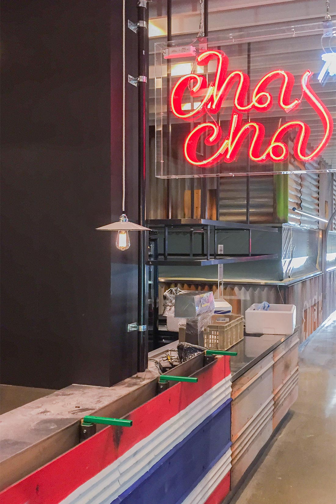 Schriftzug des Thai-Restaurant Cha Cha mit roter Neonroehre fuer den old Style